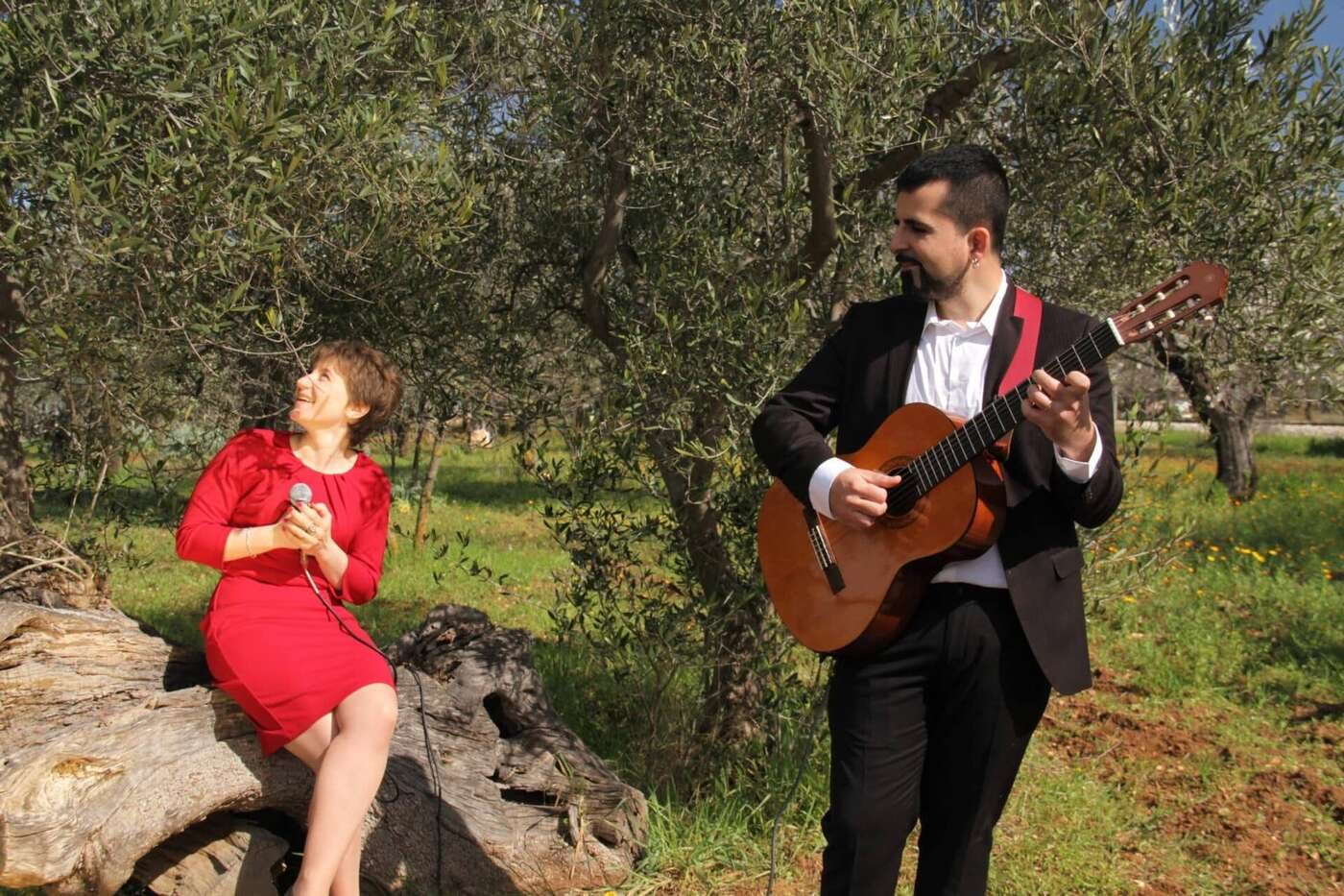 Twins Twice acoustic duo among the olive trees
